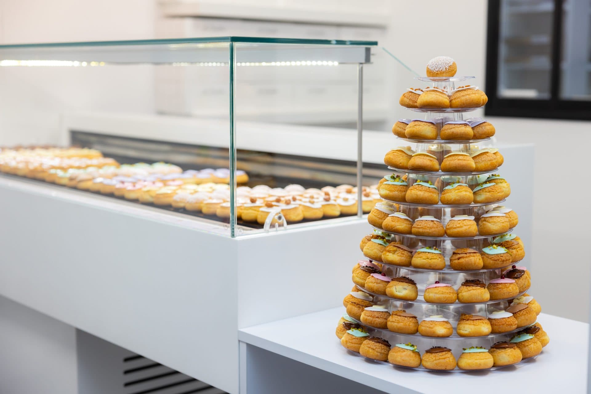 La boutique La Chouterie — vitrine et pyramide de choux